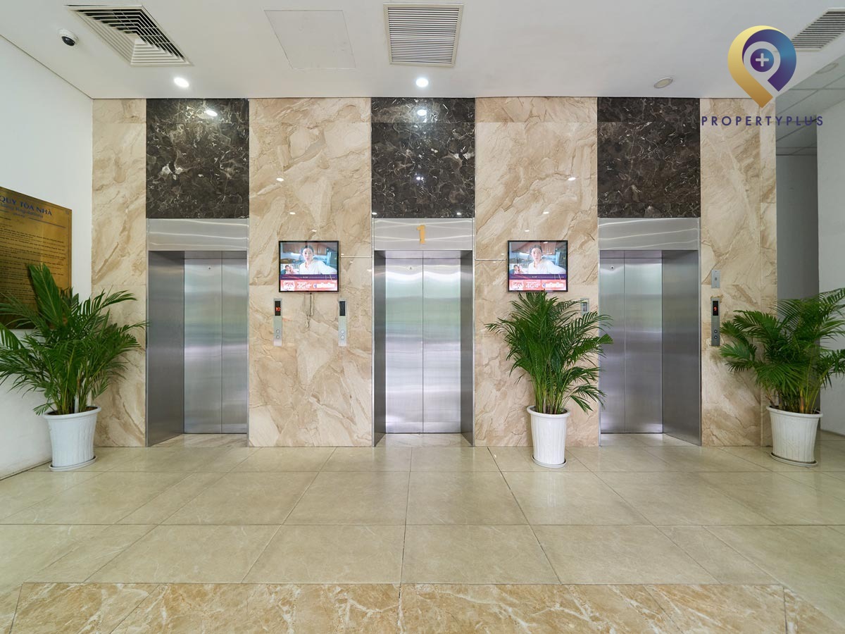 Elevator lobby with three modern elevators in Sao Mai Building - hình ảnh từ Property Plus